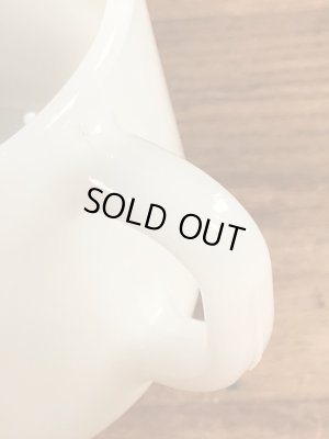 アドバタイジングキャラクターのグリーンジャイアントのミルクガラス製ヴィンテージマグ