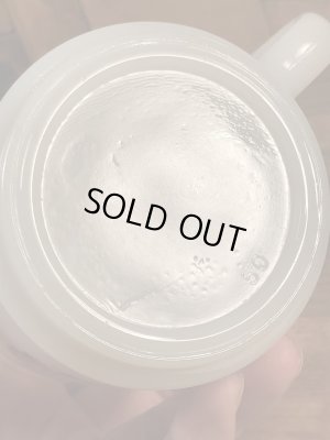 アドバタイジングキャラクターのスモーキーベアのミルクガラス製のヴィンテージマグ