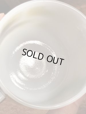 アドバタイジングキャラクターのグリーンジャイアントのミルクガラス製ヴィンテージマグ