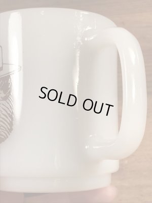 アドバタイジングキャラクターのスモーキーベアのミルクガラス製のヴィンテージマグ