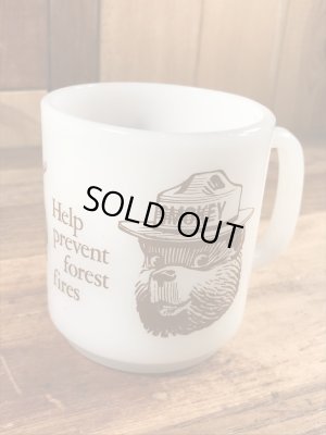 企業キャラクターのスモーキーベアのグラスベイク製のビンテージマグカップ