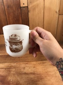 他の写真3: Glasbake “Smokey Bear” Milk Glass Mug　スモーキーベア　ビンテージ　マグカップ　グラスベイク　60〜80年代