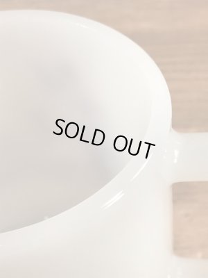 アドバタイジングキャラクターのスモーキーベアのミルクガラス製のヴィンテージマグ