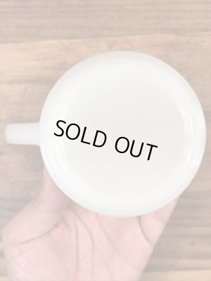 アドバタイジングキャラクターのグリーンジャイアントのミルクガラス製ヴィンテージマグ