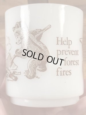 アドバタイジングキャラクターのスモーキーベアのミルクガラス製のヴィンテージマグ