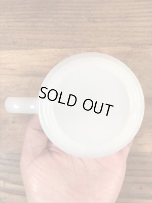 アドバタイジングキャラクターのスモーキーベアのミルクガラス製のヴィンテージマグ