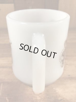 アドバタイジングキャラクターのスモーキーベアのミルクガラス製のヴィンテージマグ