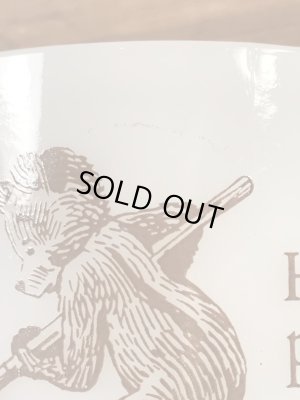 アドバタイジングキャラクターのスモーキーベアのミルクガラス製のヴィンテージマグ