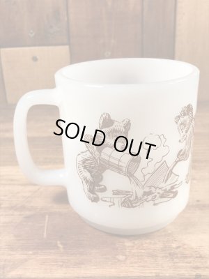 アドバタイジングキャラクターのスモーキーベアのミルクガラス製のヴィンテージマグ