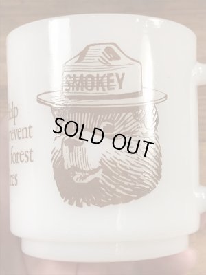 企業キャラクターのスモーキーベアのグラスベイク製のビンテージマグカップ