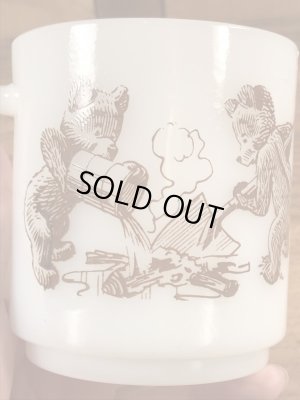 アドバタイジングキャラクターのスモーキーベアのミルクガラス製のヴィンテージマグ