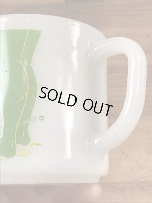 アドバタイジングキャラクターのグリーンジャイアントのミルクガラス製ヴィンテージマグ