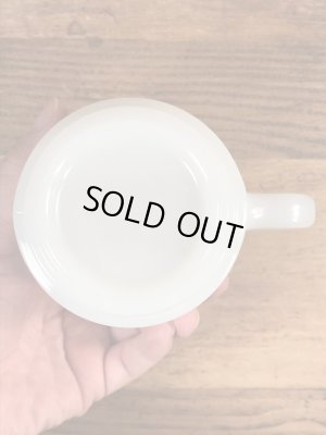 Glasbake社製の“Work Bugs Me!!”のミルクガラス製ヴィンテージマグ