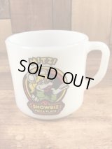 Fire King Showbiz Pizza Place “Mitzi” Milk Glass Mug　ショウビズピザ　ビンテージ　マグカップ　ファイヤーキング　70〜80年代