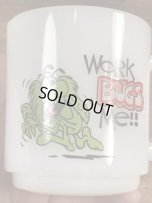 グラスベイク社製のレイドバグのようなプリントのミルクガラス製ビンテージマグカップ