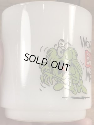 Glasbake社製の“Work Bugs Me!!”のミルクガラス製ヴィンテージマグ