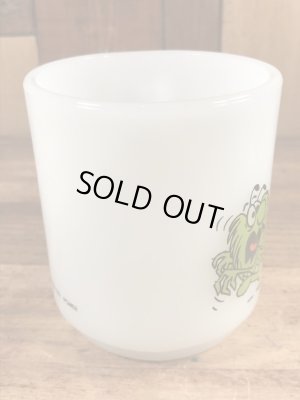 グラスベイク社製のレイドバグのようなプリントのミルクガラス製ビンテージマグカップ