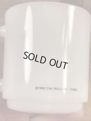 グラスベイク社製のレイドバグのようなプリントのミルクガラス製ビンテージマグカップ