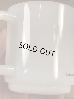 Glasbake社製の“Work Bugs Me!!”のミルクガラス製ヴィンテージマグ