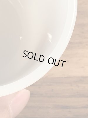 グラスベイク社製のレイドバグのようなプリントのミルクガラス製ビンテージマグカップ