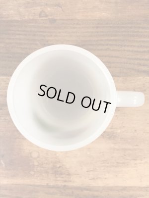 グラスベイク社製のレイドバグのようなプリントのミルクガラス製ビンテージマグカップ