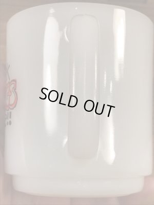 グラスベイク社製のレイドバグのようなプリントのミルクガラス製ビンテージマグカップ