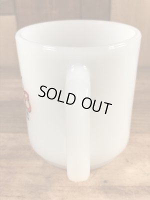 Glasbake社製の“Work Bugs Me!!”のミルクガラス製ヴィンテージマグ