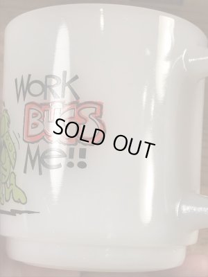 Glasbake社製の“Work Bugs Me!!”のミルクガラス製ヴィンテージマグ