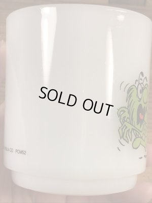 グラスベイク社製のレイドバグのようなプリントのミルクガラス製ビンテージマグカップ