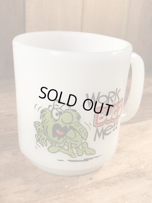 グラスベイク社製のレイドバグのようなプリントのミルクガラス製ビンテージマグカップ