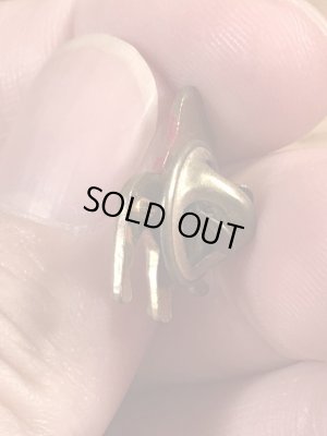 アドバタイジングキャラクターのマックトラックの70年代ビンテージピンバッジ