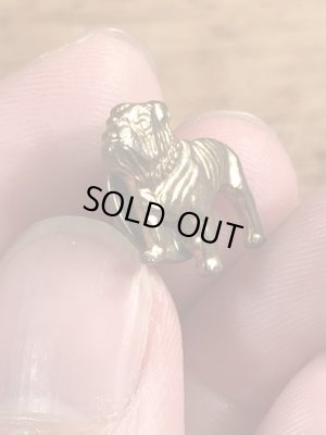 企業キャラクターのマックトラックの70年代ビンテージピンバッジ