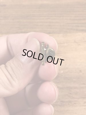 企業キャラクターのマックトラックの70年代ビンテージピンバッジ