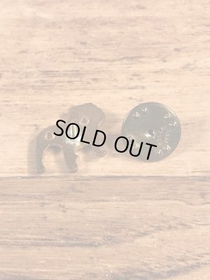 企業キャラクターのマックトラックの70年代ビンテージピンバッジ