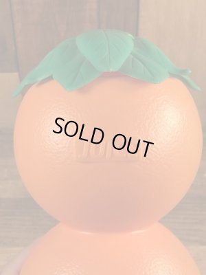 葉っぱの部分がフタになっているオレンジの60年代ビンテージジュースジャグ