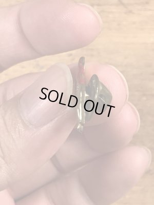 アドバタイジングキャラクターのマックトラックの70年代ビンテージピンバッジ