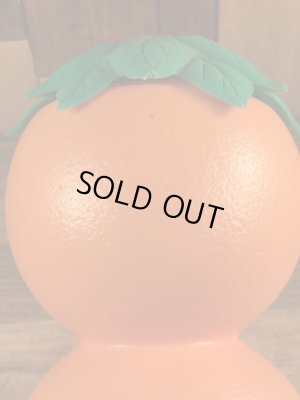 葉っぱの部分がフタになっているオレンジの60年代ビンテージジュースジャグ