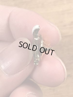 企業キャラクターのマックトラックの70年代ビンテージピンバッジ