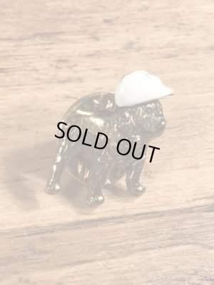 企業キャラクターのマックトラックの70年代ビンテージピンバッジ