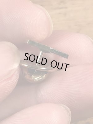 企業キャラクターのMack Truckの70’sヴィンテージピンズ