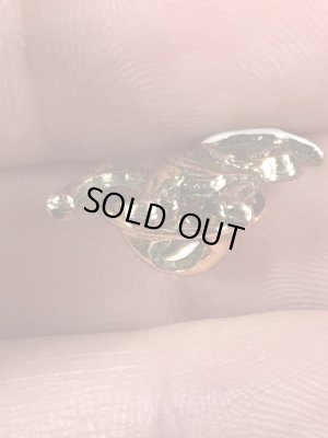 企業キャラクターのマックトラックの70年代ビンテージピンバッジ