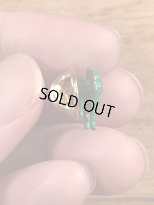 アドバタイジングキャラクターのマックトラックの70年代ビンテージピンバッジ