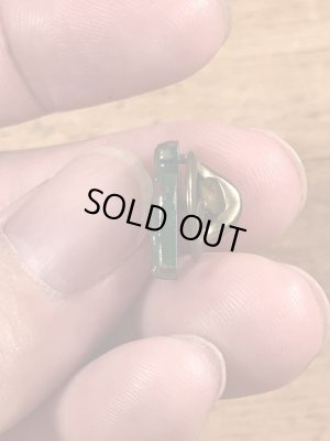 企業キャラクターのマックトラックの70年代ビンテージピンバッジ