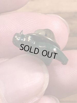 企業キャラクターのマックトラックの70年代ビンテージピンバッジ