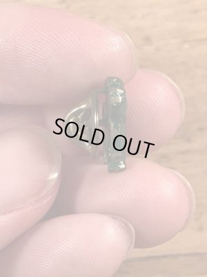 企業キャラクターのマックトラックの70年代ビンテージピンバッジ