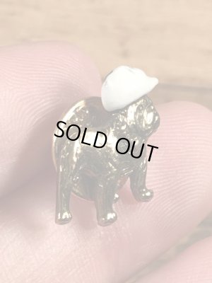 企業キャラクターのマックトラックの70年代ビンテージピンバッジ