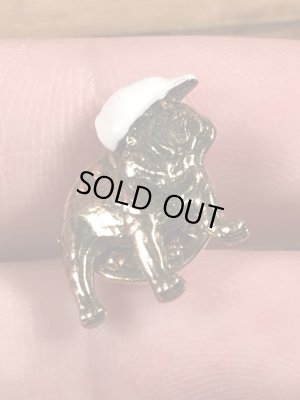 企業キャラクターのマックトラックの70年代ビンテージピンバッジ