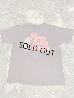 Hostessのチョコレートケーキのキャラクター“King Ding Dong”の90’sヴィンテージティーシャツ