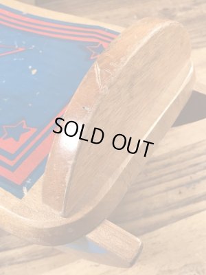 キッズ用のアンティークのヴィンテージ木馬