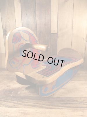 子供用のアンティークのビンテージロッキングホース